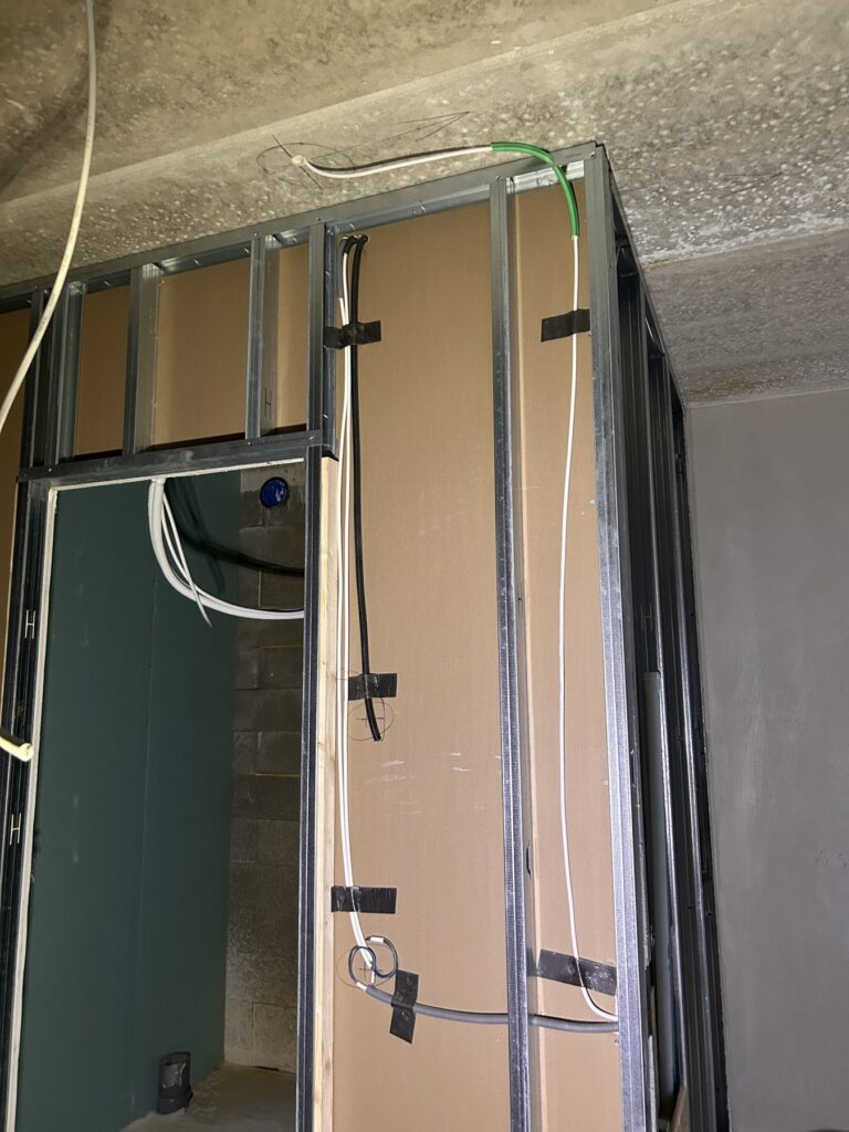 20 korteriga kortermaja elektritööd Aruküla tee 22, Clorom OÜ