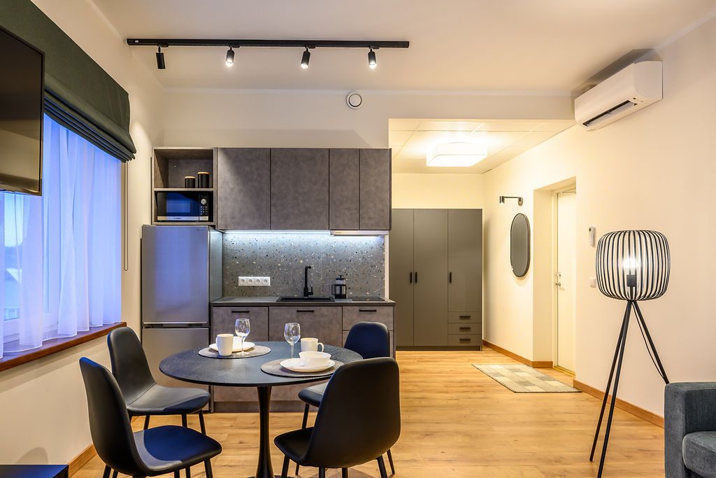 Kastani Factory Apartments köök siinvalgustitega